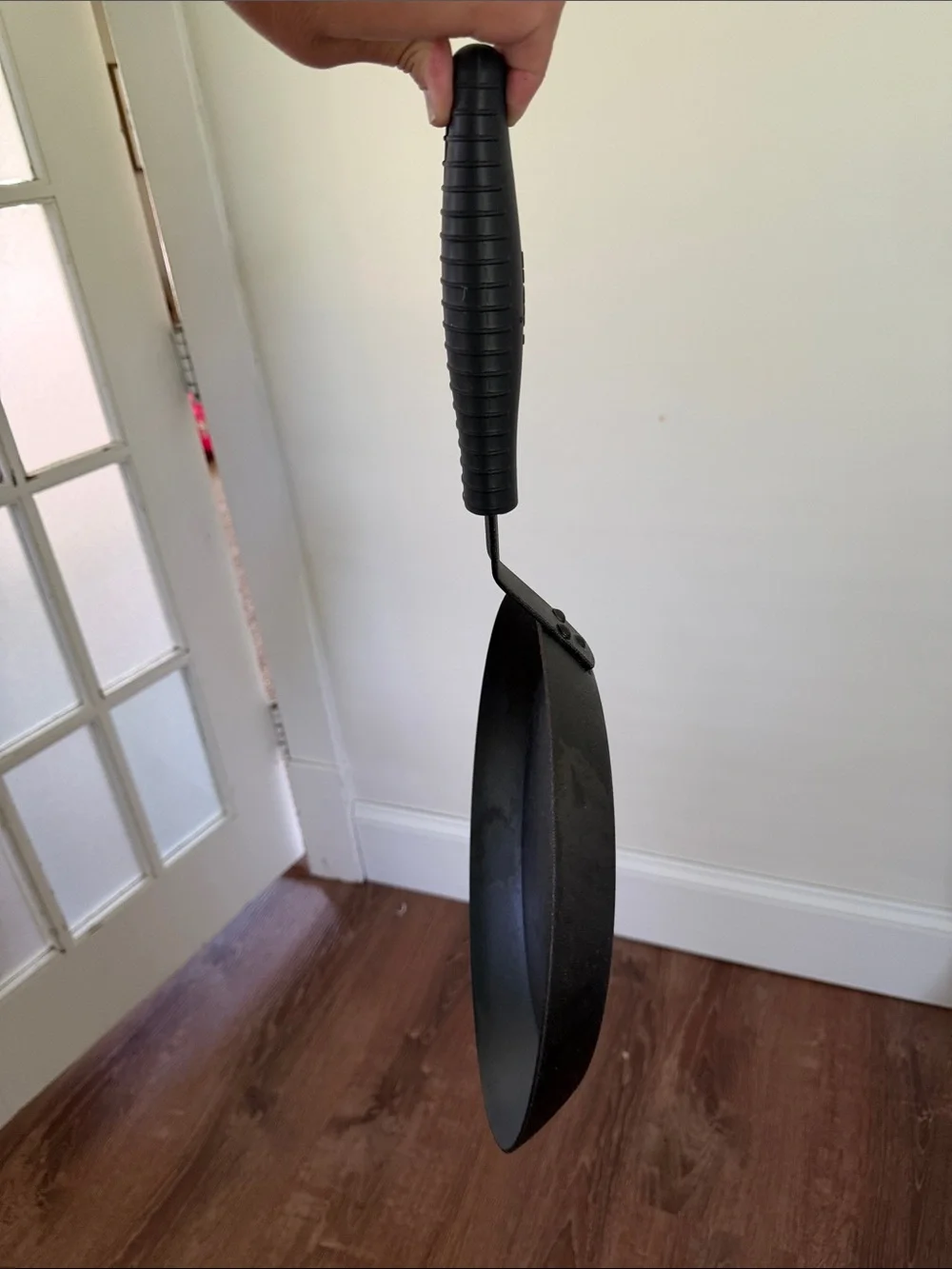 Black cast iron Frying Pan with Comfort Grip Handle